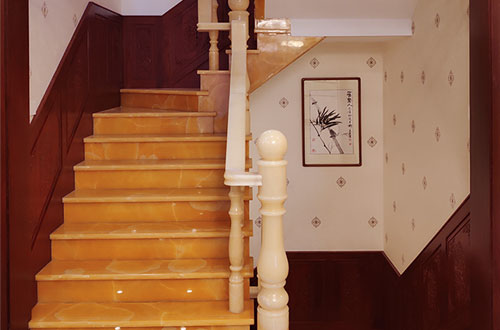 岳麓中式别墅室内汉白玉石楼梯的定制安装装饰效果